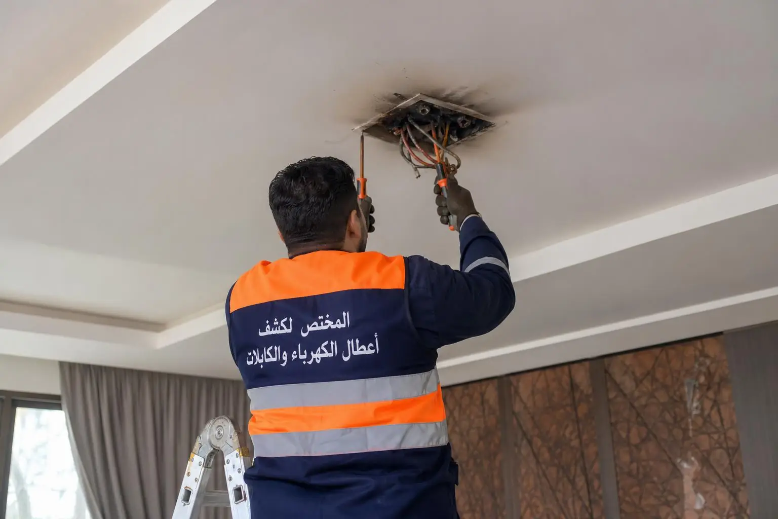 كشف أعطال أسلاك الكهرباء داخل المنازل